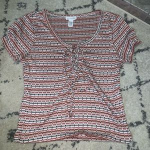 Cropped t shirt with tie in the front